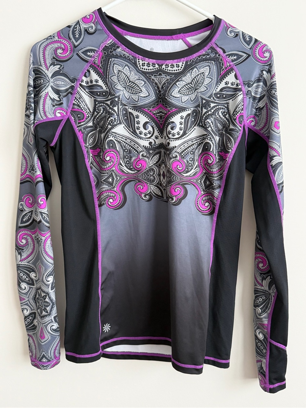 Athleta Runaway Activewear Top Small Black Purple Paisley Pullover LS